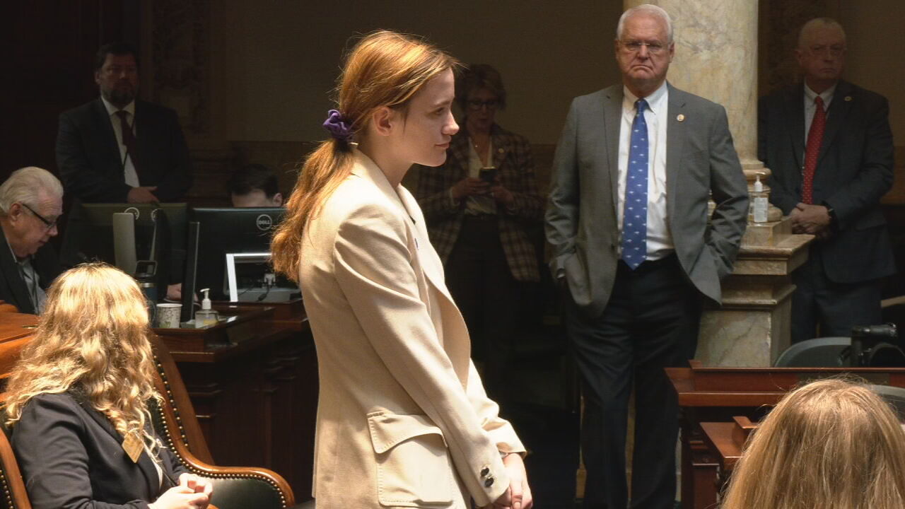 Kentucky teen helps introduce legislation while serving as Senate page on Thursday